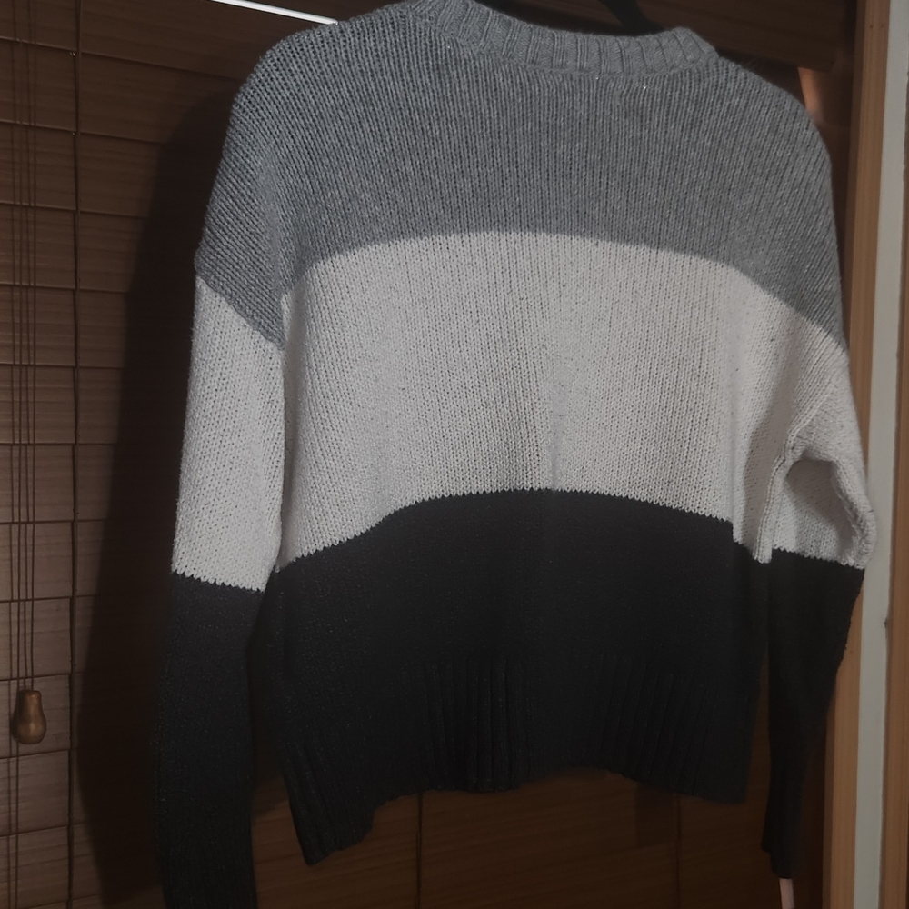 ⭐️American Eagle Gray and White and Black Colorblock Crew Neck Sweater Medium - Picture 4 of 6